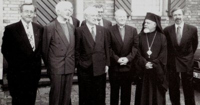Johannes Rau beim Festakt zum 125-jährigen Bestehen des Katholischen Bistums der Alt-Katholiken in Deutschland am 7. Juni 1998 in Köln. Links neben ihm der damalige Erzbischof von Utrecht, Antonius J. Glazemaker, rechts Bischof Joachim Vobbe und Metropolit Augoustinos